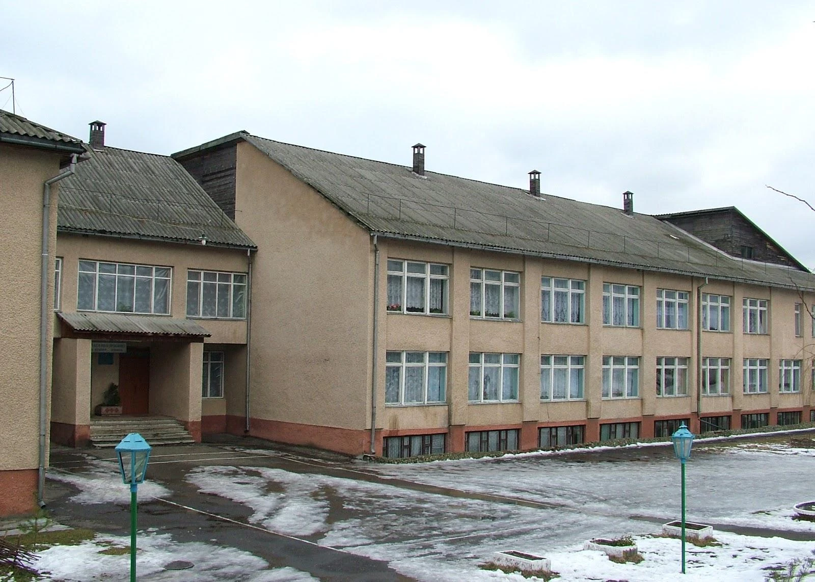 Будівля школи — архівне фото